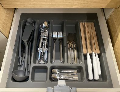 Cocina con cubiertos Alquiler de Autocaravanas y Campers en Barcelona Autocaravaning Barcelona