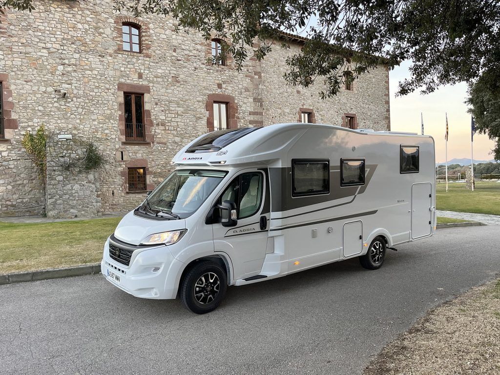 Autocaravanas enfrente de casa rural Autocaravaning Barcelona
