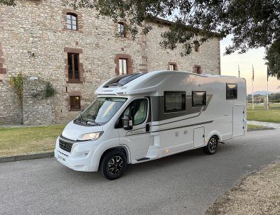 Autocaravanas enfrente de casa rural Autocaravaning Barcelona