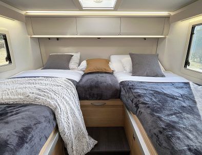 Cama para 2 personas Alquiler de Autocaravanas y Campers en Barcelona Autocaravaning Barcelona