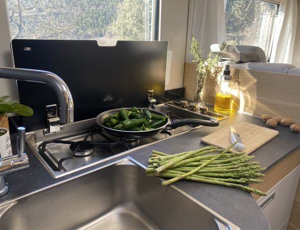 Detalle cocina Alquiler de Autocaravanas y Campers en Barcelona Autocaravaning Barcelona