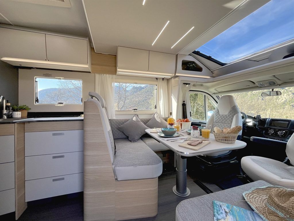 Comedor vista panorámica interior, Adria Matrix Alquiler de Autocaravanas y Campers en Barcelona Autocaravaning Barcelona