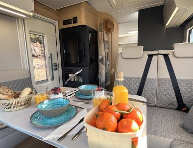 Comedor con televisión Adria Matrix Alquiler de Autocaravanas y Campers en Barcelona Autocaravaning Barcelona