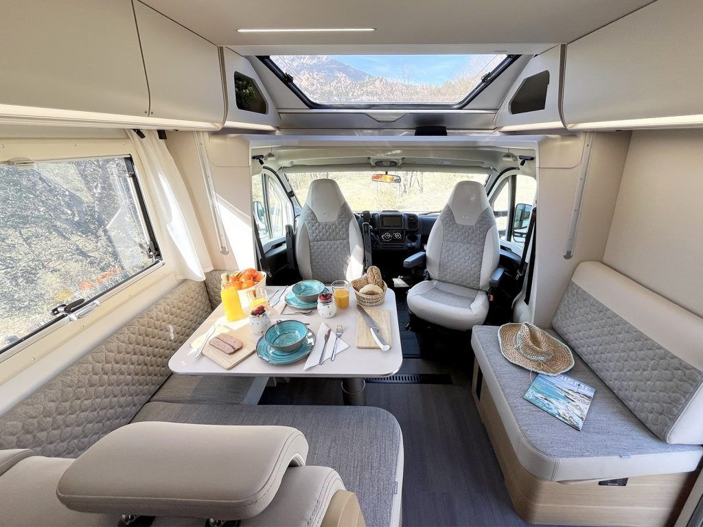Comedor Adria Matrix Alquiler de Autocaravanas y Campers en Barcelona Autocaravaning Barcelona