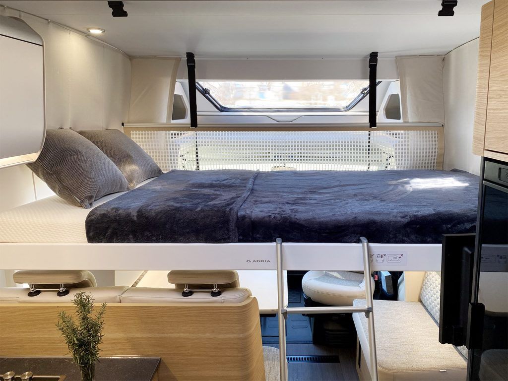 Cama elevable Adria Matrix detalle alquiler Autocaravanas en Barcelona