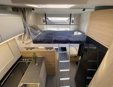 Interior Adria, Matrix cama elevable alquiler Autocaravanas en Barcelona