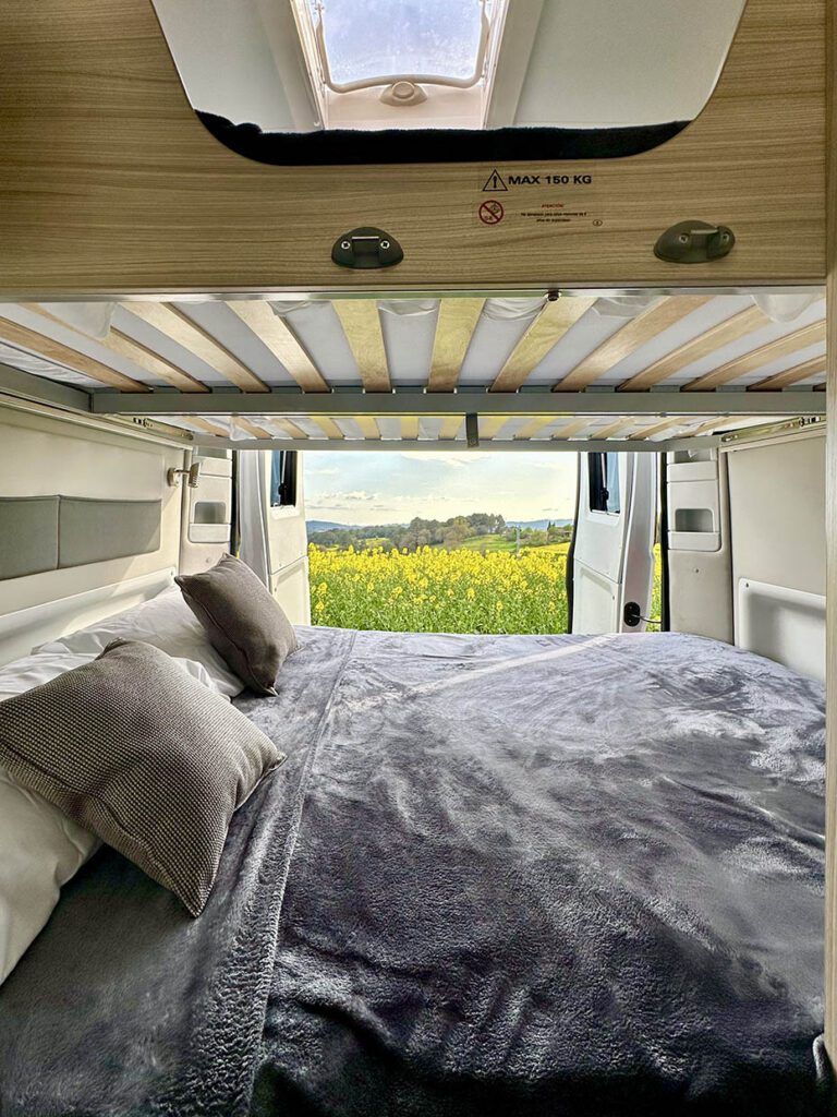 Camas abajo detalle Adria Twin, Camper de Alquiler Autocaravaning Barcelona