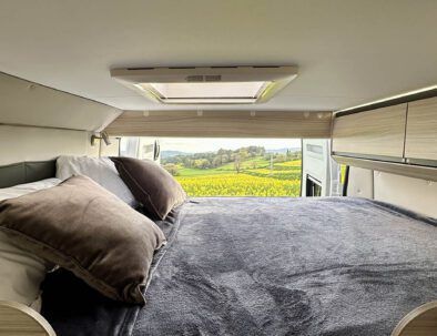 Camas arriba detalle Adria Twin, Camper de Alquiler Autocaravaning Barcelona