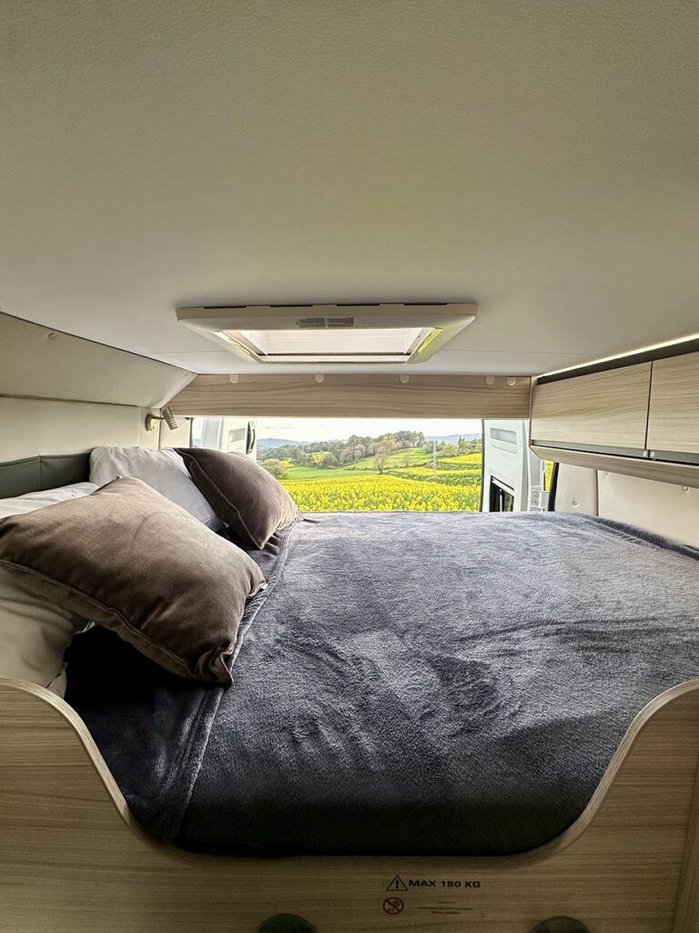 Camas arriba detalle Adria Twin, Camper de Alquiler Autocaravaning Barcelona