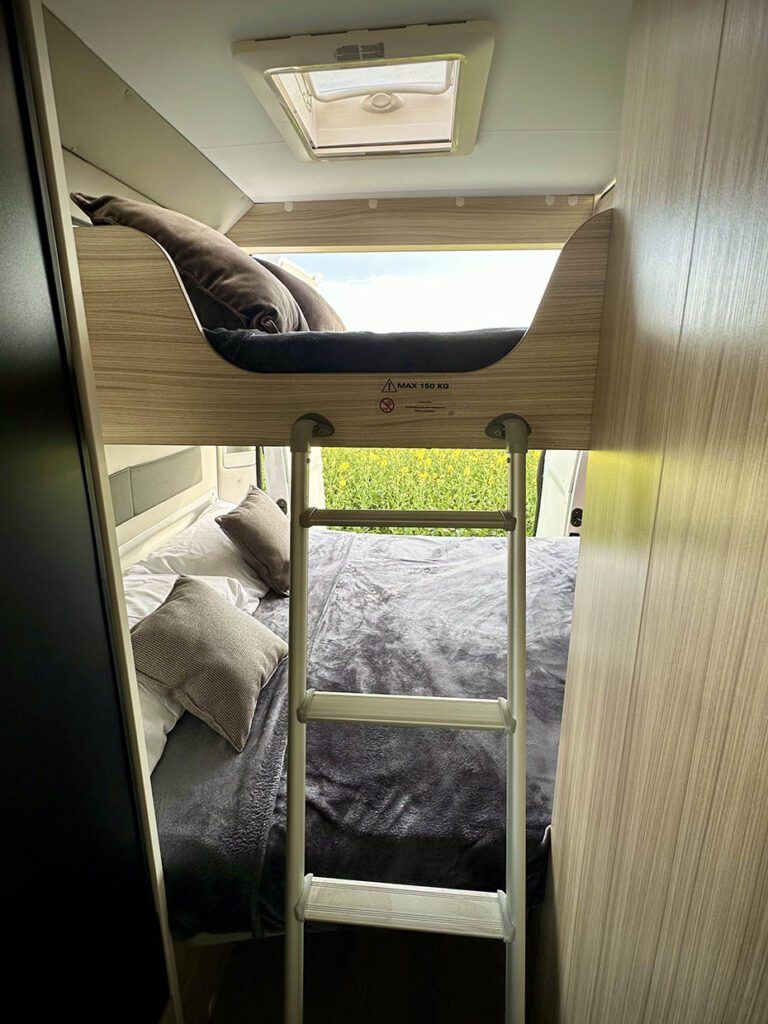 Camas litera detalle Adria Twin, Camper de Alquiler Autocaravaning Barcelona
