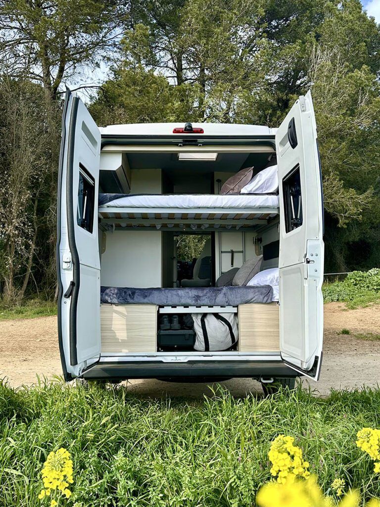 Parte trasera Adria Twin, Camper de Alquiler Autocaravaning Barcelona