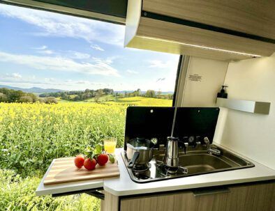 Cocina Adria Twin Camper de Alquiler Autocaravaning Barcelona