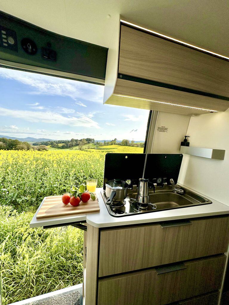 Cocina Adria Twin Camper de Alquiler Autocaravaning Barcelona