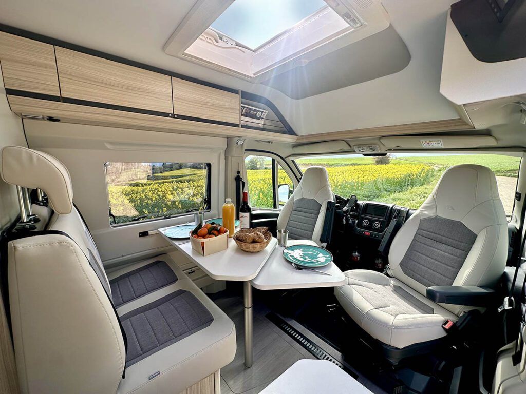 Comedor, con vista completa, Camper Adria Twin