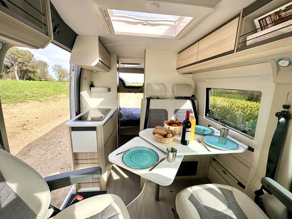 Comedor Camper alquiler en Barcelona Autocaravaning Barcelona