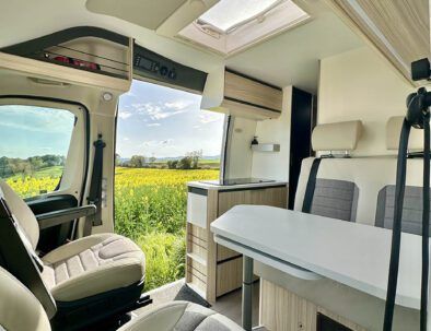 Interior Adria Twin alquiler de camper en Barcelona