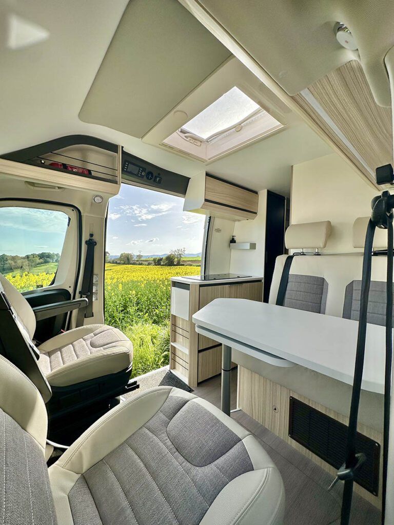 Interior Adria Twin alquiler de camper en Barcelona