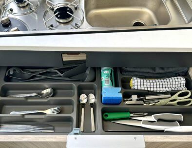 Cocina equipada Adria Twin alquiler camper Autocaravaning, Barcelona