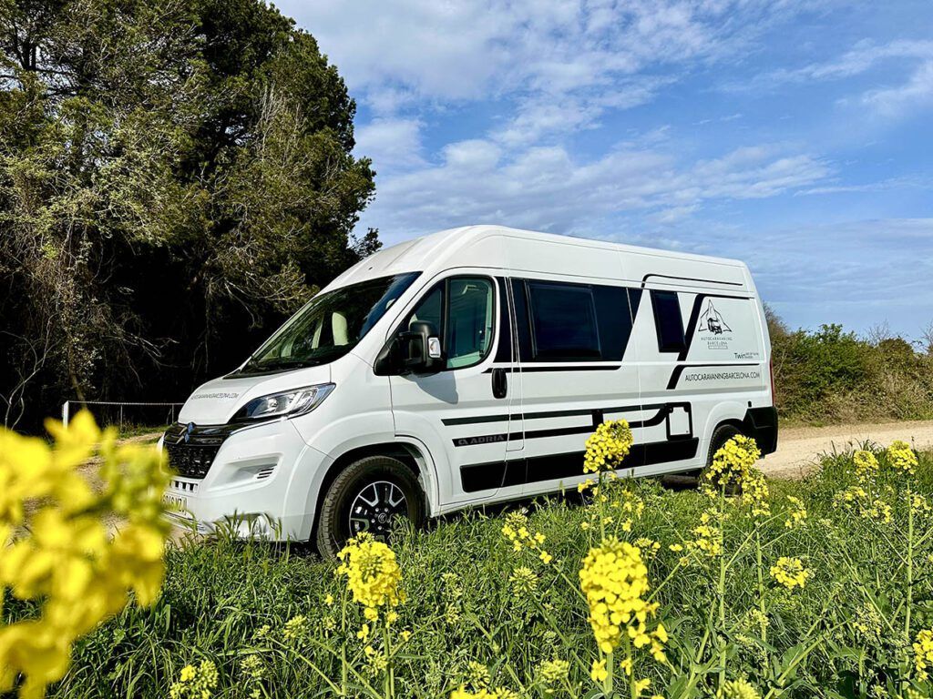 Camper Adria Twin en el campo Autocaravaning Barcelona