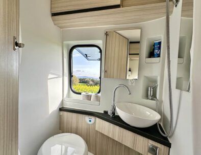 Baño completo Camper Adria Twin Alquiler Camper Autocaravaning Barcelona