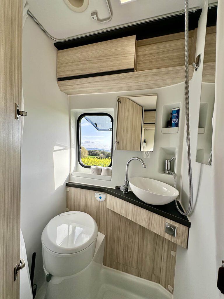 Baño completo Camper Adria Twin Alquiler Camper Autocaravaning Barcelona