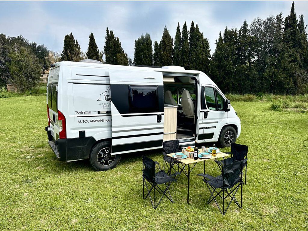 Alquiler Camper Adria Twin vista detrás Autocaravaning Barcelona